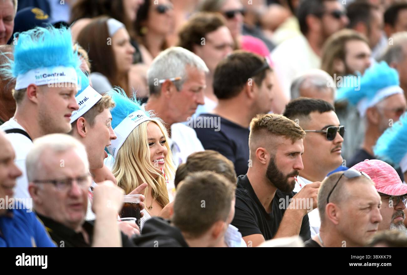 Hove UK 18 luglio 2025 - Una folla numerosa che guarda la partita di cricket T20 Vitality Blast tra Sussex Sharks e Surrey al 1° Central County Ground di Hove: Credit Simon Dack /TPI/ Alamy Live News Foto Stock
