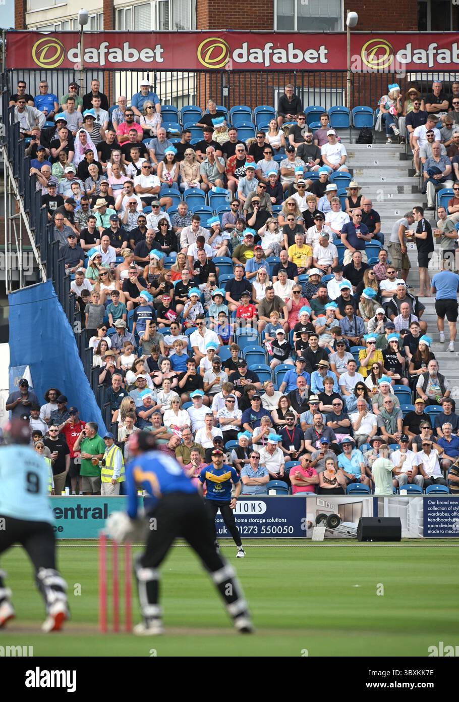 Hove UK 18 luglio 2025 - Una folla numerosa che guarda la partita di cricket T20 Vitality Blast tra Sussex Sharks e Surrey al 1° Central County Ground di Hove: Credit Simon Dack /TPI/ Alamy Live News Foto Stock