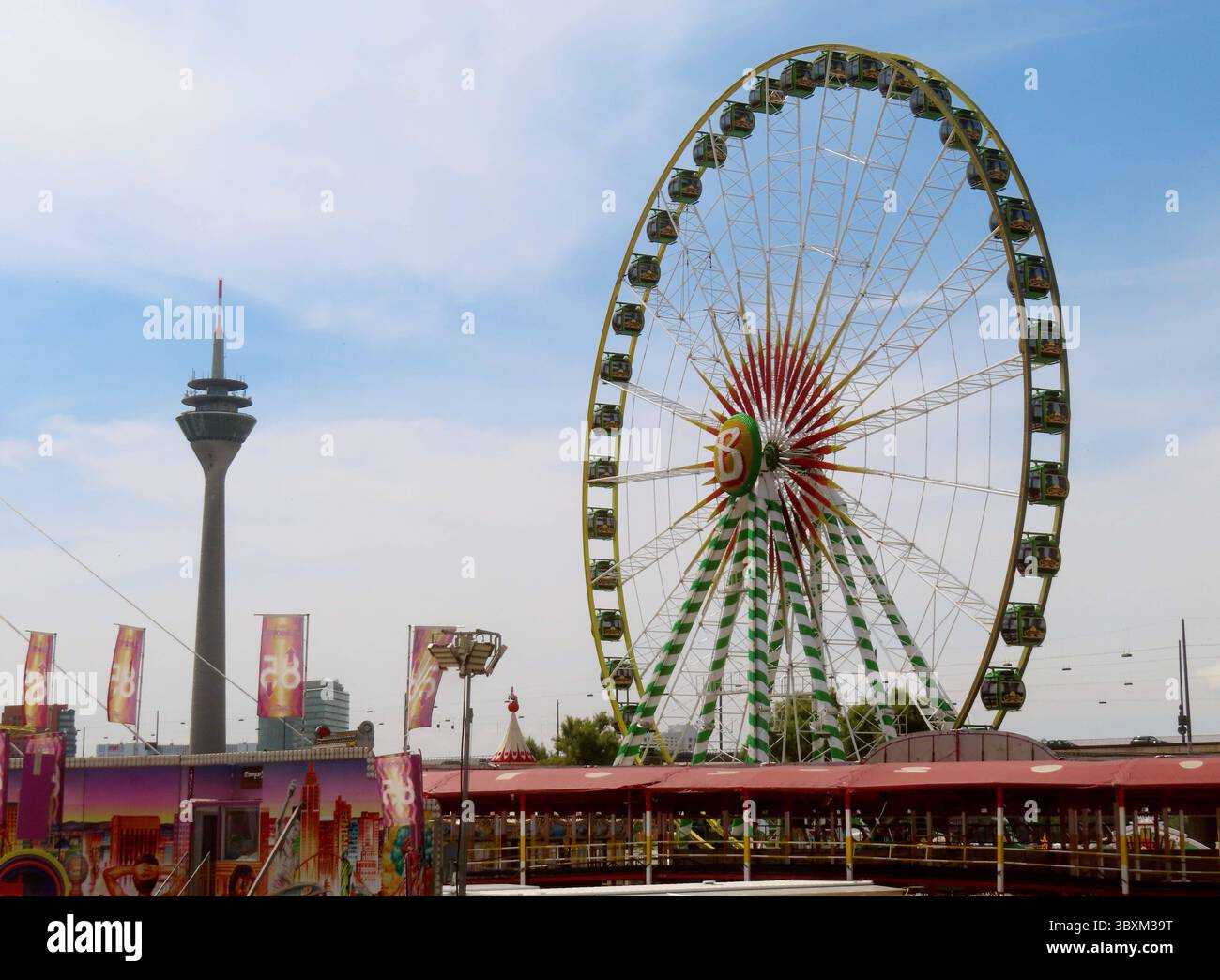 Riesenrad - Rheinturm - Feuerwerk - Highligths Rheinkirmes Duessseldorf - Riesenrad und Rheinturm *** ruota panoramica gigante Torre del Reno fuochi d'artificio Fiera del Reno Duessseldorf ruota panoramica gigante e Torre del Reno Foto Stock