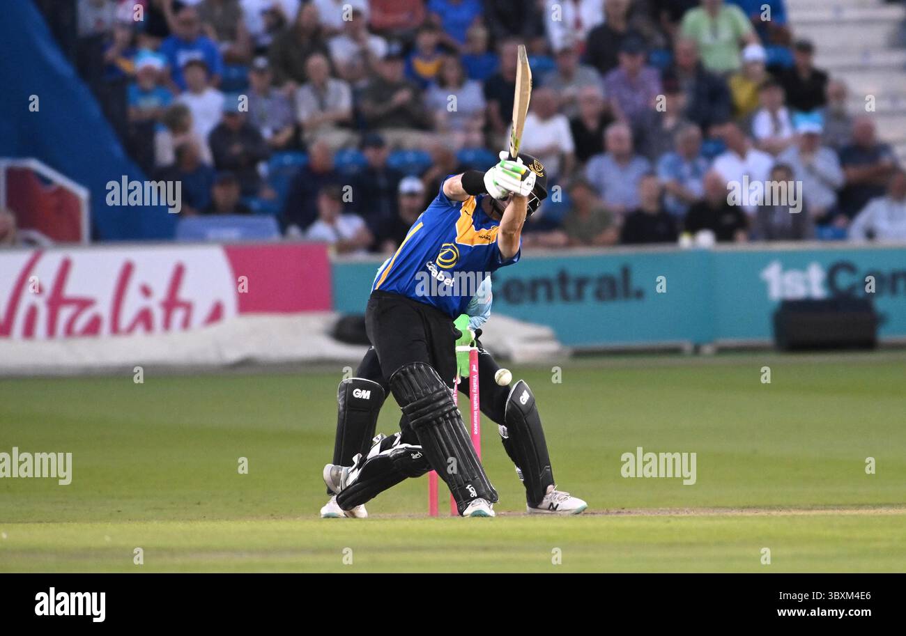 Hove UK 18 luglio 2025 - Daniel Hughes dei Sussex Sharks viene sconfitto da Will Jacks per 75 corse durante la partita di cricket T20 Vitality Blast tra Sussex Sharks e Surrey al 1st Central County Ground a Hove: Credit Simon Dack /TPI/ Alamy Live News Foto Stock