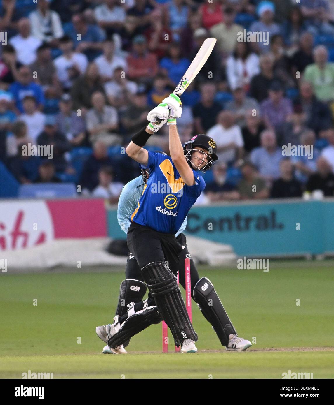 Hove UK 18 luglio 2025 - Daniel Hughes dei Sussex Sharks viene sconfitto da Will Jacks per 75 corse durante la partita di cricket T20 Vitality Blast tra Sussex Sharks e Surrey al 1st Central County Ground a Hove: Credit Simon Dack /TPI/ Alamy Live News Foto Stock