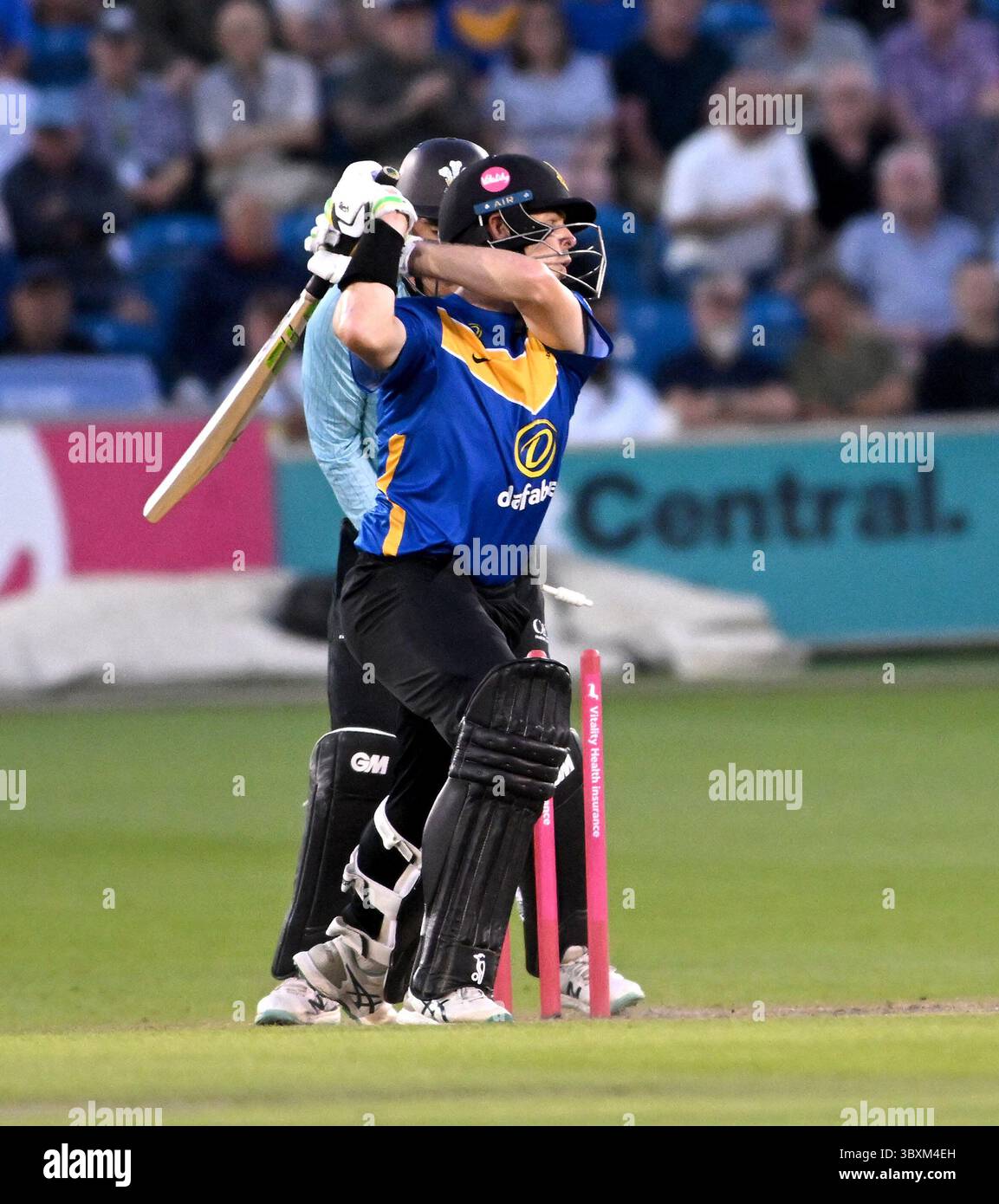 Hove UK 18 luglio 2025 - Daniel Hughes dei Sussex Sharks viene sconfitto da Will Jacks per 75 corse durante la partita di cricket T20 Vitality Blast tra Sussex Sharks e Surrey al 1st Central County Ground a Hove: Credit Simon Dack /TPI/ Alamy Live News Foto Stock