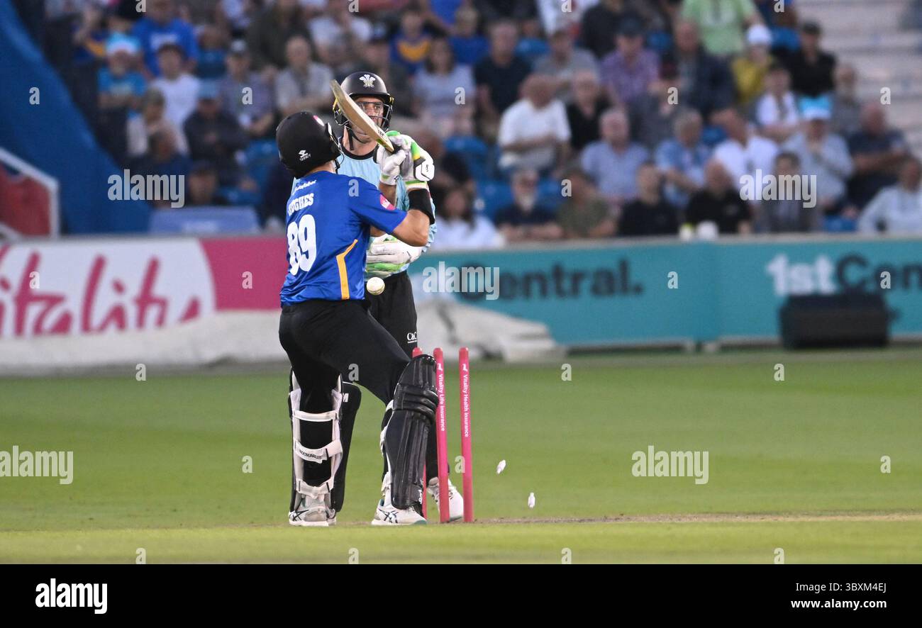 Hove UK 18 luglio 2025 - Daniel Hughes dei Sussex Sharks viene sconfitto da Will Jacks per 75 corse durante la partita di cricket T20 Vitality Blast tra Sussex Sharks e Surrey al 1st Central County Ground a Hove: Credit Simon Dack /TPI/ Alamy Live News Foto Stock