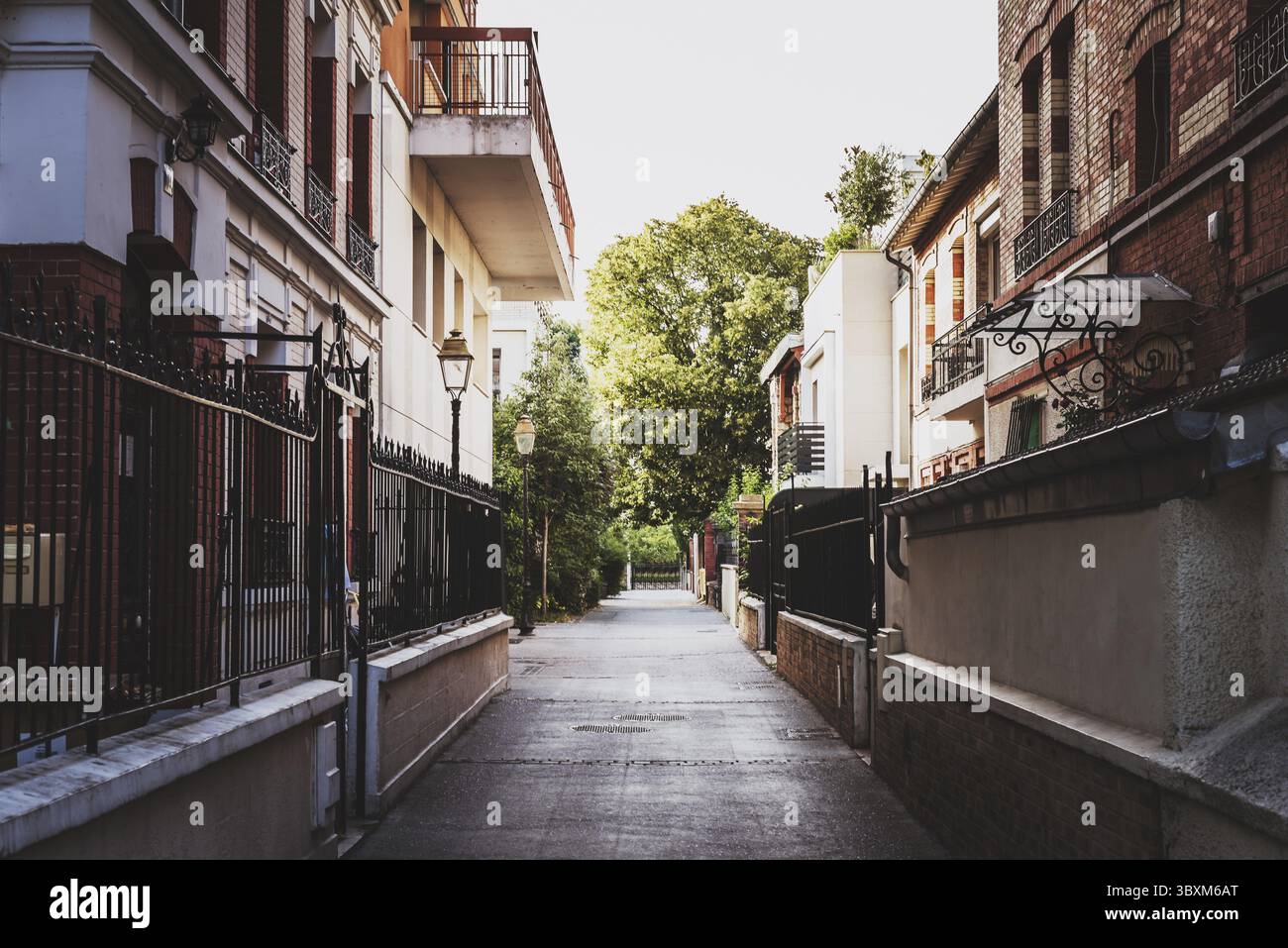 Paesaggio di una tipica strada dei sobborghi di Parigi Francia Foto Stock
