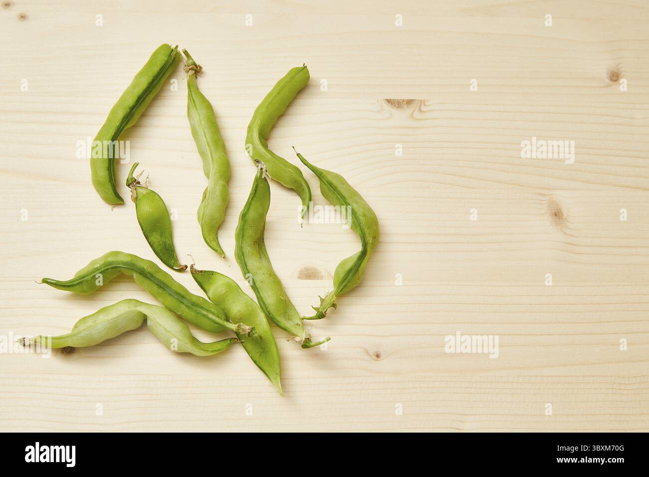 Brutti piselli biologici coltivati in casa su sfondo di legno bianco. Cibo brutto e alla moda. Vista dall'alto, spazio fotocopie Foto Stock