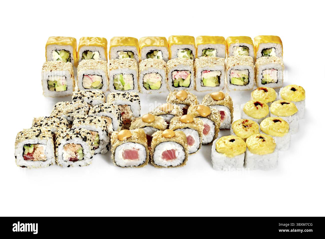 Set appetitoso per un'amichevole festa in stile giapponese. Panini al formaggio caldi, croccante tempura maki sushi con tonno, uramaki avvolto in cheddar e sesamo Foto Stock
