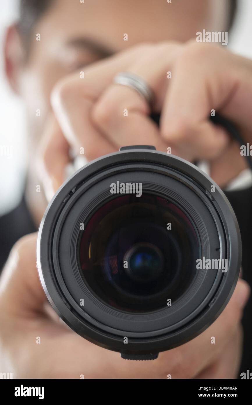Fotocamera tenuta verticale da un uomo Foto Stock