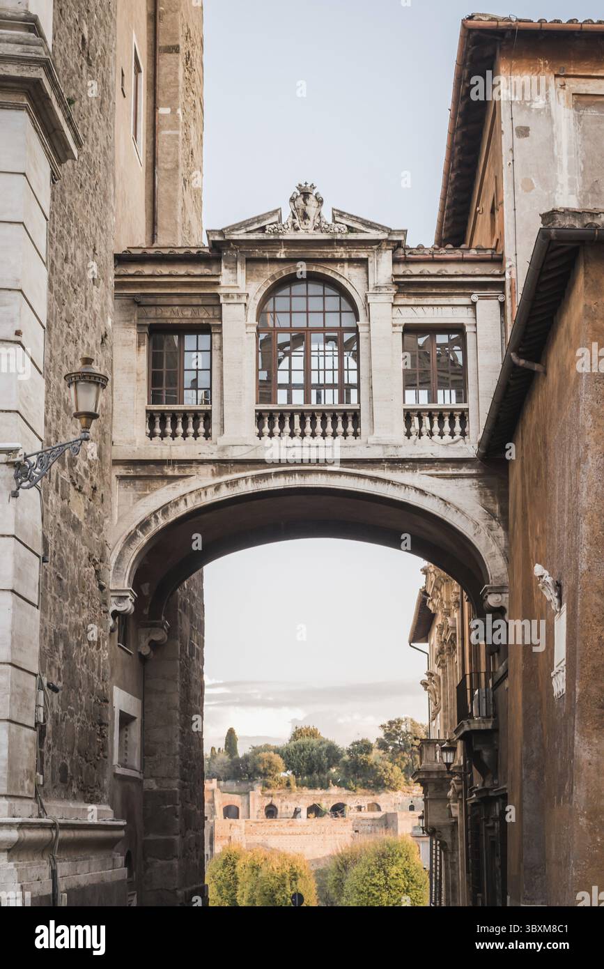 Passaggio al di sotto di un vecchio ponte romano che conduce ai resti della Roma Italia Foto Stock