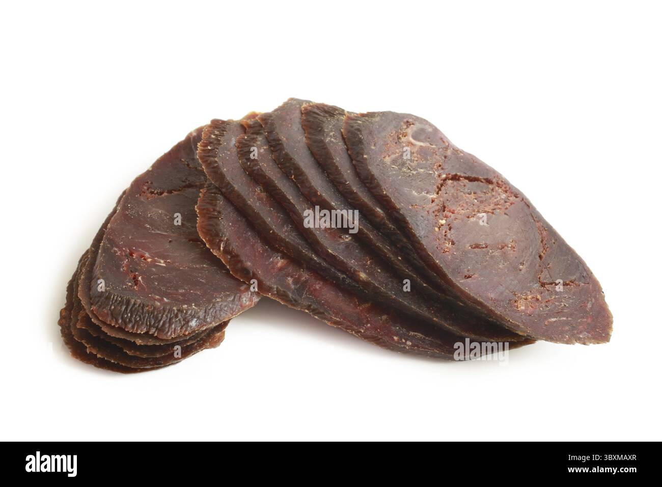 Fette di manzo stagionato essiccato su sfondo bianco Foto Stock