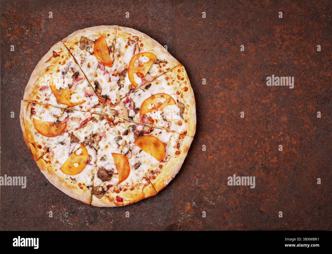 Runde italienische Pizza bbq auf einem rostigen Metalltisch Top-Ansicht, Leerer Platz fuer Text Foto Stock