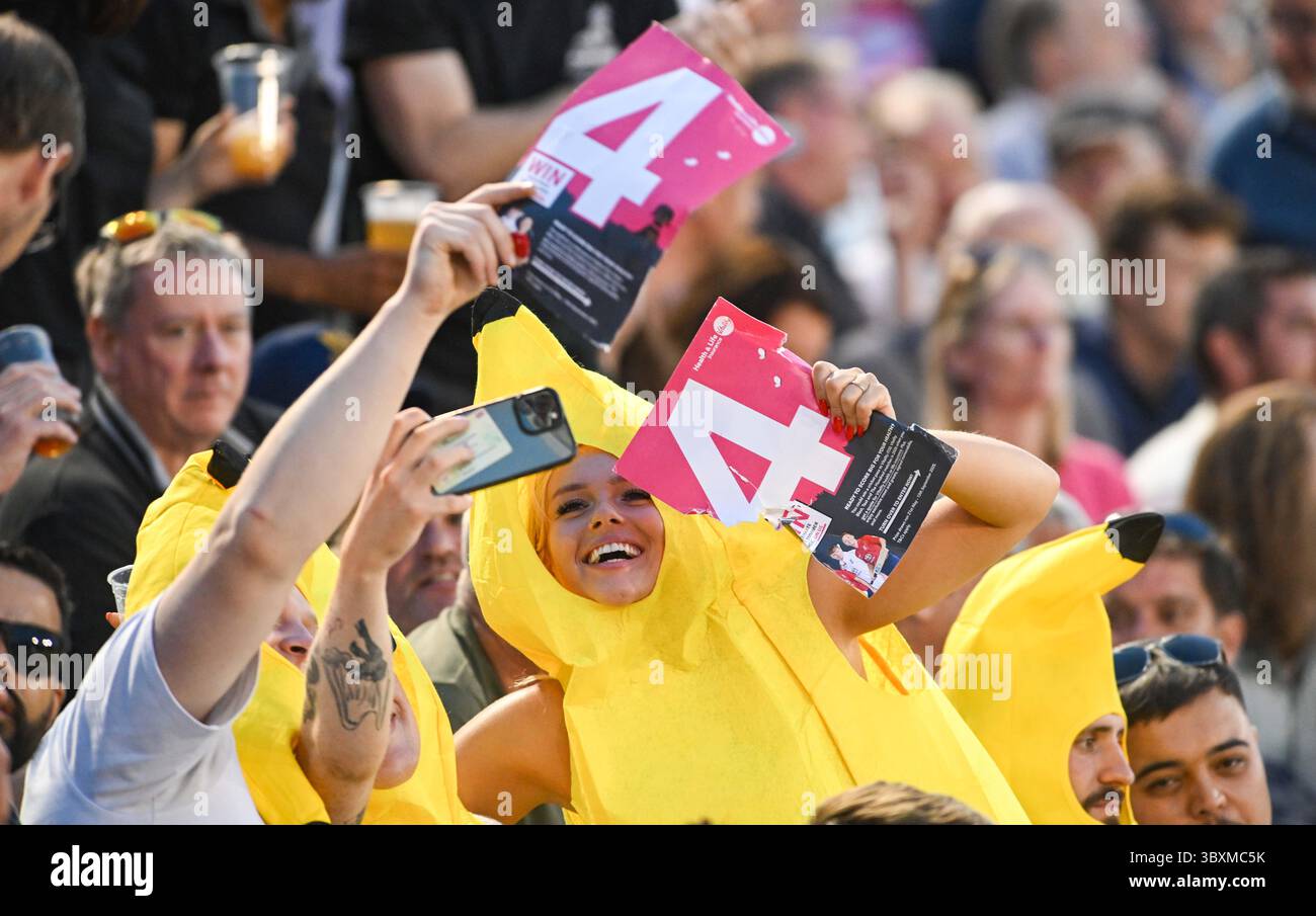 Hove UK 18 luglio 2025 - i tifosi dei Sussex Sharks si sono divertiti con la partita di cricket T20 Vitality Blast tra Sussex Sharks e Surrey al 1° Central County Ground di Hove: Credit Simon Dack /TPI/ Alamy Live News Foto Stock