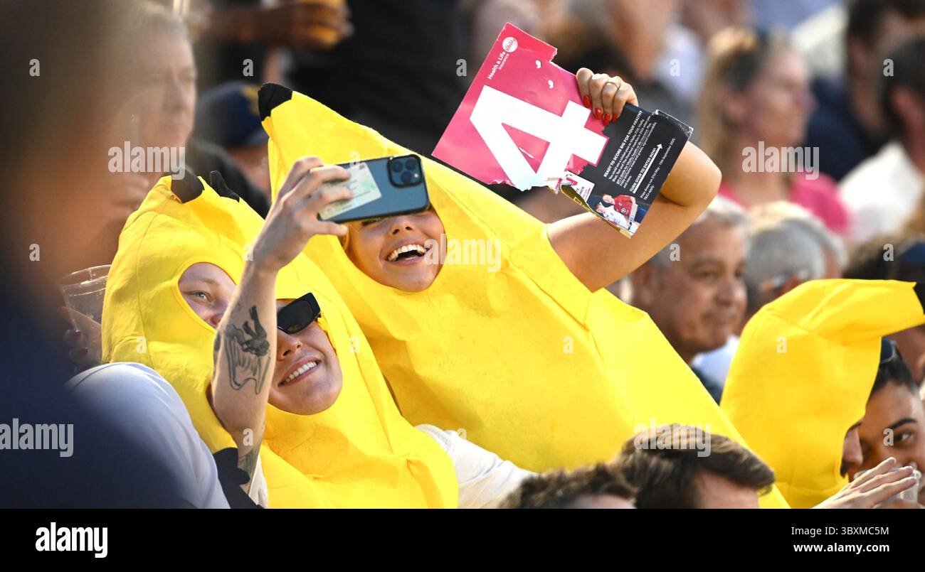 Hove UK 18 luglio 2025 - i tifosi dei Sussex Sharks si sono divertiti con la partita di cricket T20 Vitality Blast tra Sussex Sharks e Surrey al 1° Central County Ground di Hove: Credit Simon Dack /TPI/ Alamy Live News Foto Stock