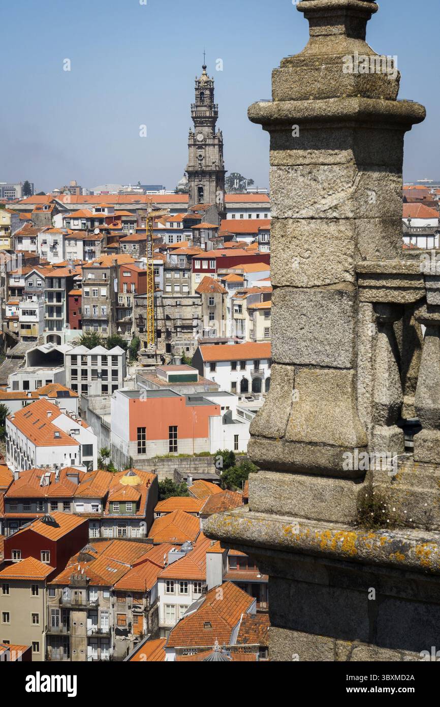 Le torri e i tetti di Porto da un punto di vista alto, il Portogallo Foto Stock