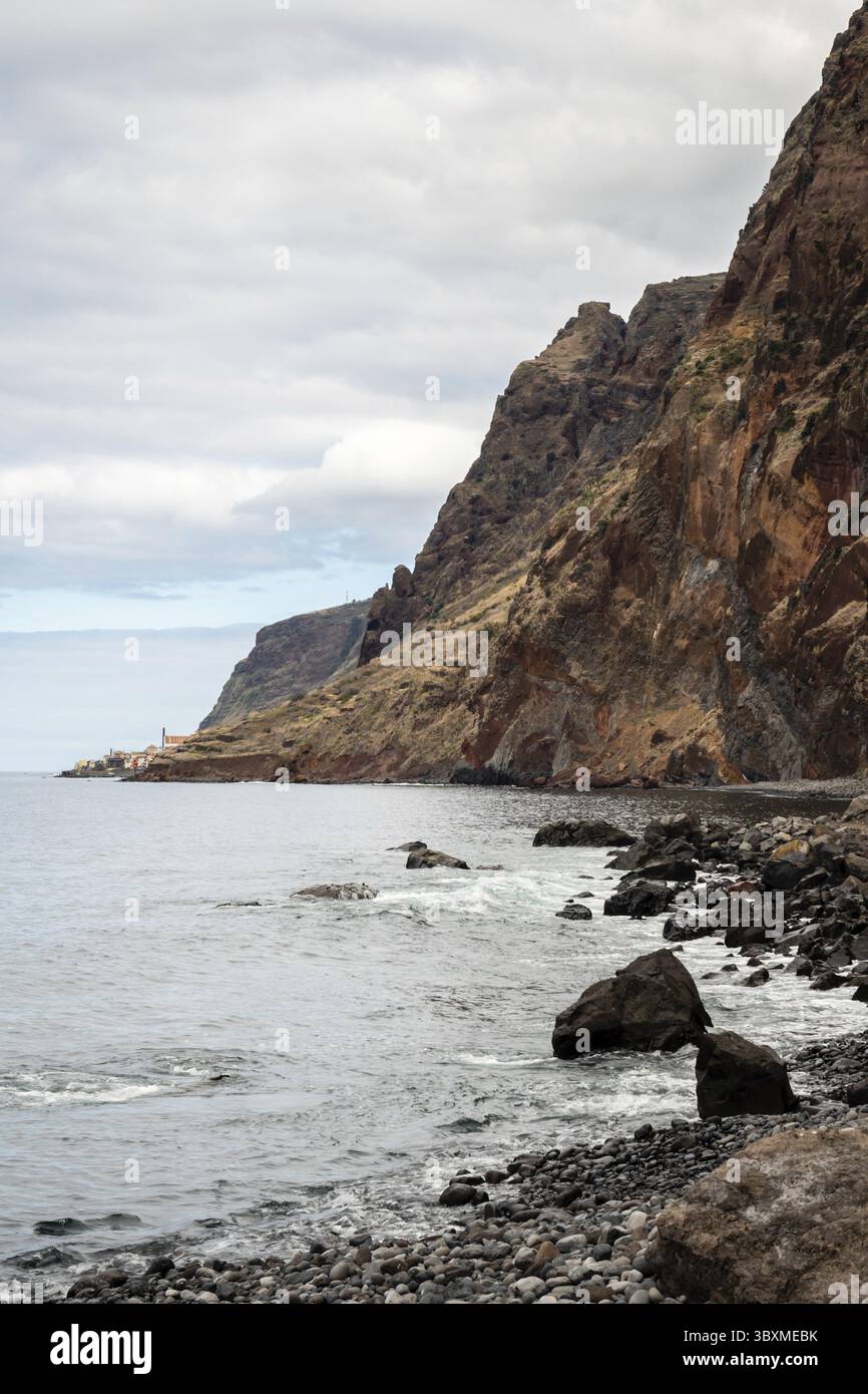 Spiaggia ghiaiosa ai piedi di una scogliera a Madera Foto Stock