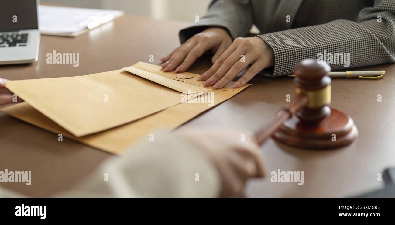 Avvocati che gestiscono documenti riservati in un ufficio, concentrandosi sulle competenze legali e sul processo decisionale strategico Foto Stock