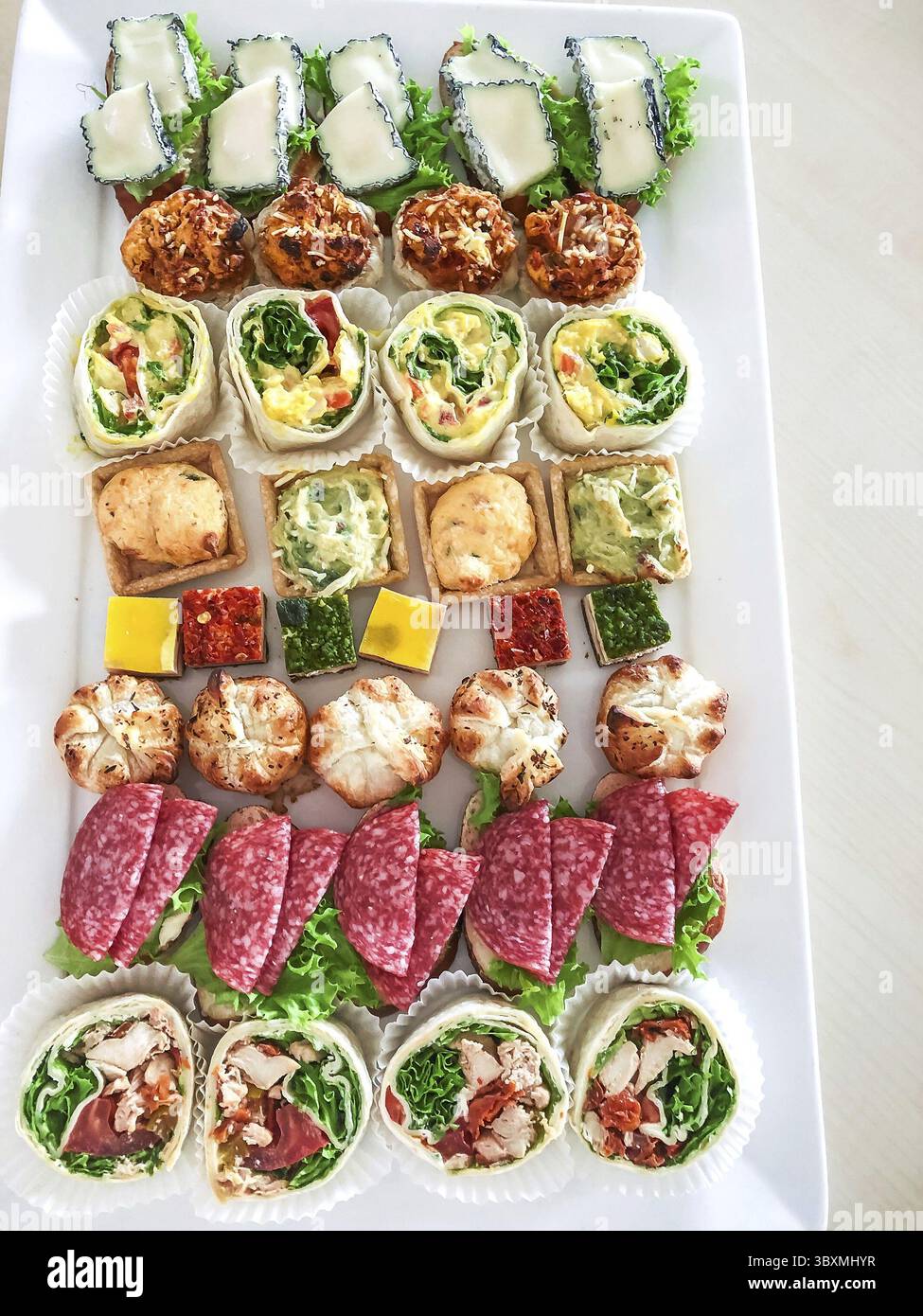 Piccoli bocconcini con salame, prosciutto e formaggio, focalizzazione morbida Foto Stock