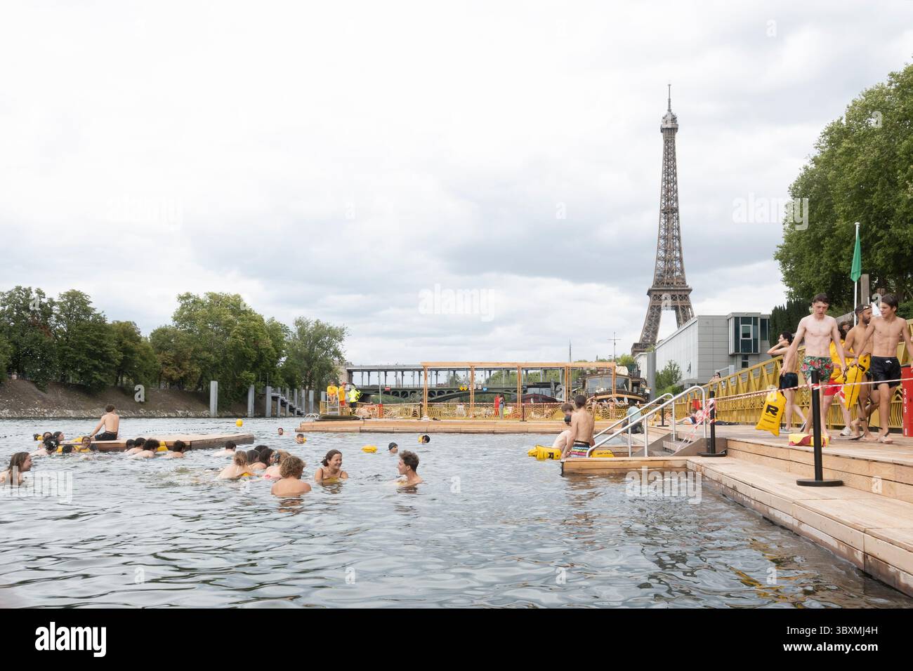 Nuotatori nel fiume Senna Parigi luglio 2025 vicino alla Torre Eiffel Foto Stock