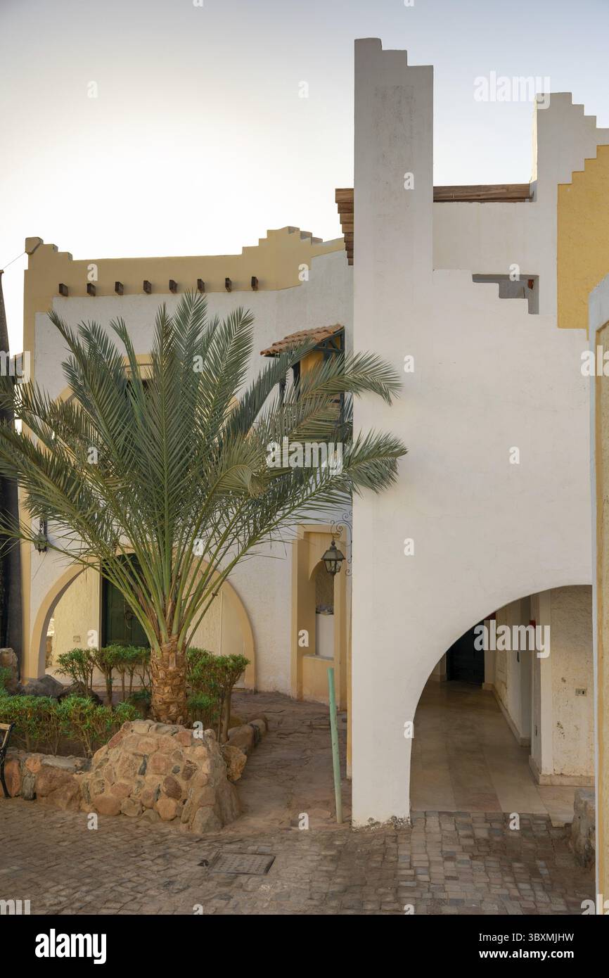 Esterno della casa in stile orientale. Architettura tradizionale, antica casa araba gialla con archi e scale in stile minimalista, Sharm El Sheikh, Egy Foto Stock