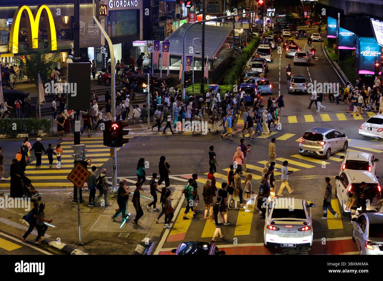 Kuala Lumpur, Malesia - 27 novembre 2022: Vista panoramica aerea del quartiere dello shopping e dei divertimenti di Bukit Bintang durante la notte. Foto Stock
