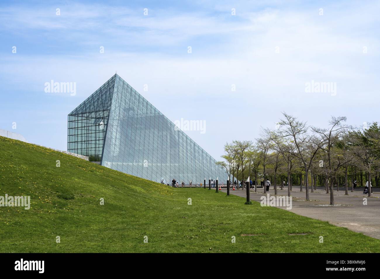 SAPPORO, GIAPPONE - 05 MAGGIO 2024 : il simbolo del parco Moerenuma, la piramide di vetro Hidamari, il 5 febbraio a Sapporo. La piramide di vetro è polivalente Foto Stock
