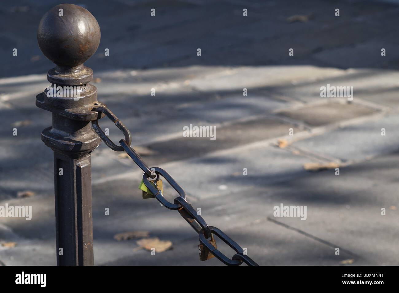 Lucchetti attaccati ad una catena nelle strade di Parigi Foto Stock