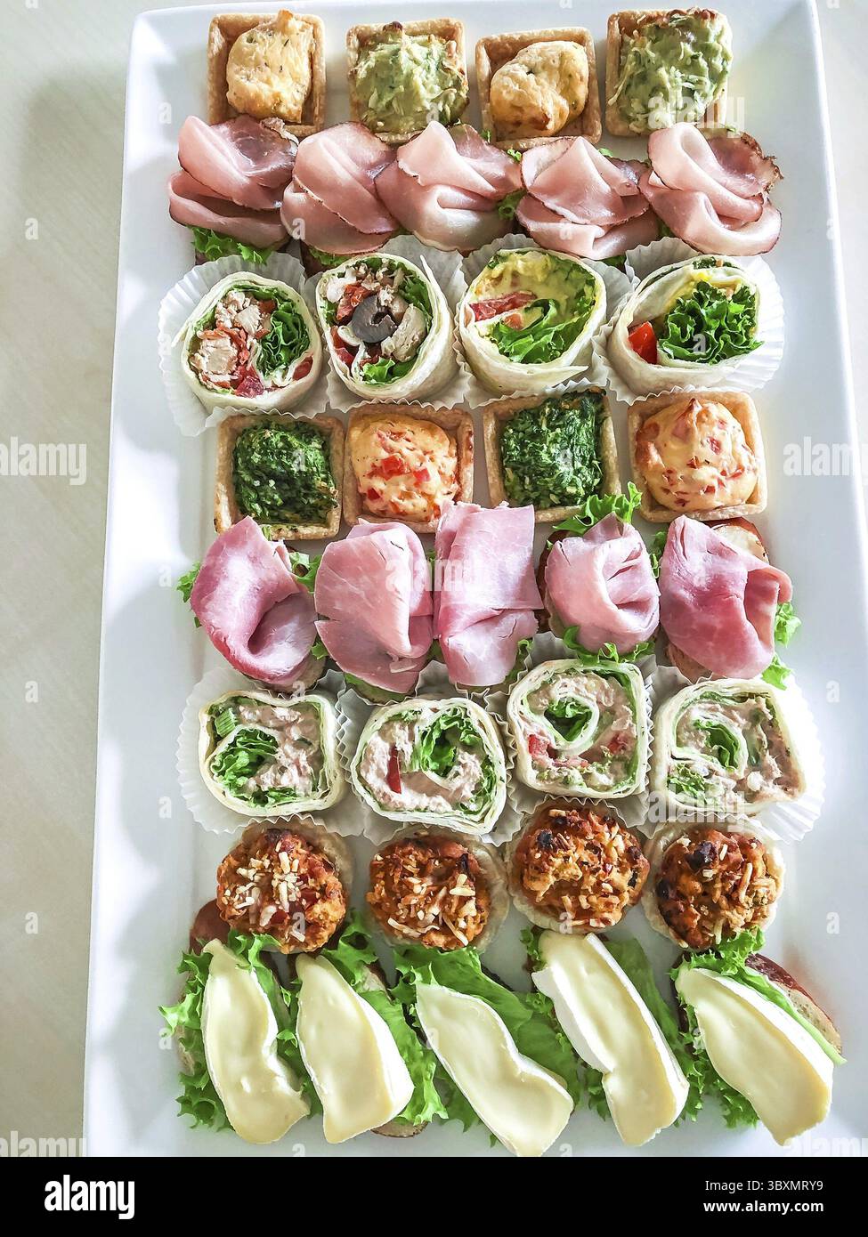 Piccoli bocconcini con salame, prosciutto e formaggio, focalizzazione morbida Foto Stock
