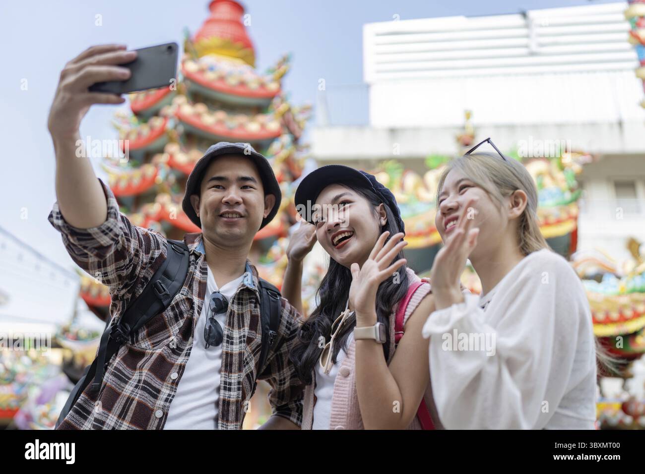 Viaggia con gli amici in un vivace festival culturale, festeggiamenti all'aperto, un'atmosfera gioiosa che cattura i momenti più belli Foto Stock