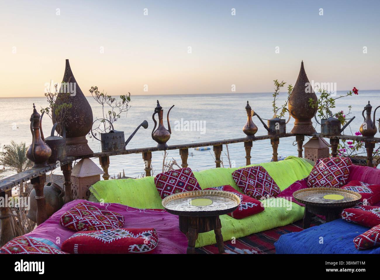 Caffè arabo orientale d'epoca. Luogo per rilassarsi sulla spiaggia di Ras Umm El Sid del Mar Rosso. Sharm El Sheikh, Egitto. Foto Stock