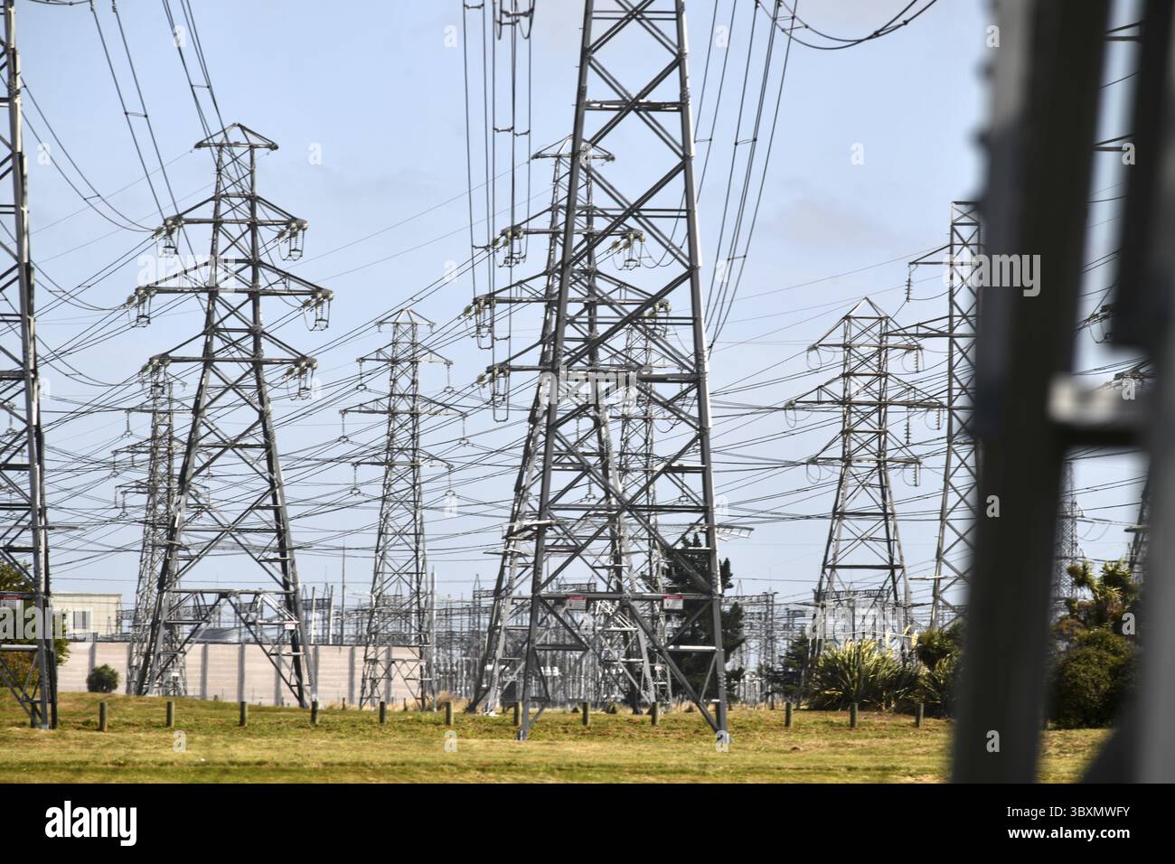 Fili e tralicci elettrici ad alta tensione a Christchurch, nuova Zelanda Foto Stock