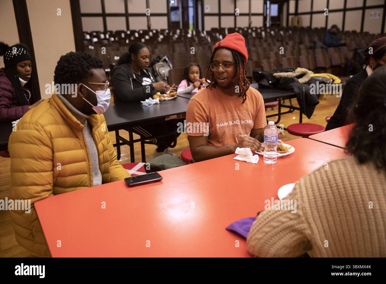 15 novembre 2021: Brandon Patterson, membro della Community Benefits Agreement Coalition, lascia, parla con Kyle Lilly durante un evento CBA domenica 14 novembre 2021, alla Parkside Academy nel quartiere South Shore di Chicago. La CBA e i residenti di South Shore stanno facendo richieste al Consiglio comunale riguardo al Centro presidenziale Obama e a come questo possa influenzare i prezzi delle abitazioni e lo spostamento degli attuali residenti, tra le altre questioni. (Immagine di credito: © Erin Hooley/TNS via ZUMA Press Wire/TNS via ZUMA Press Wire) Foto Stock