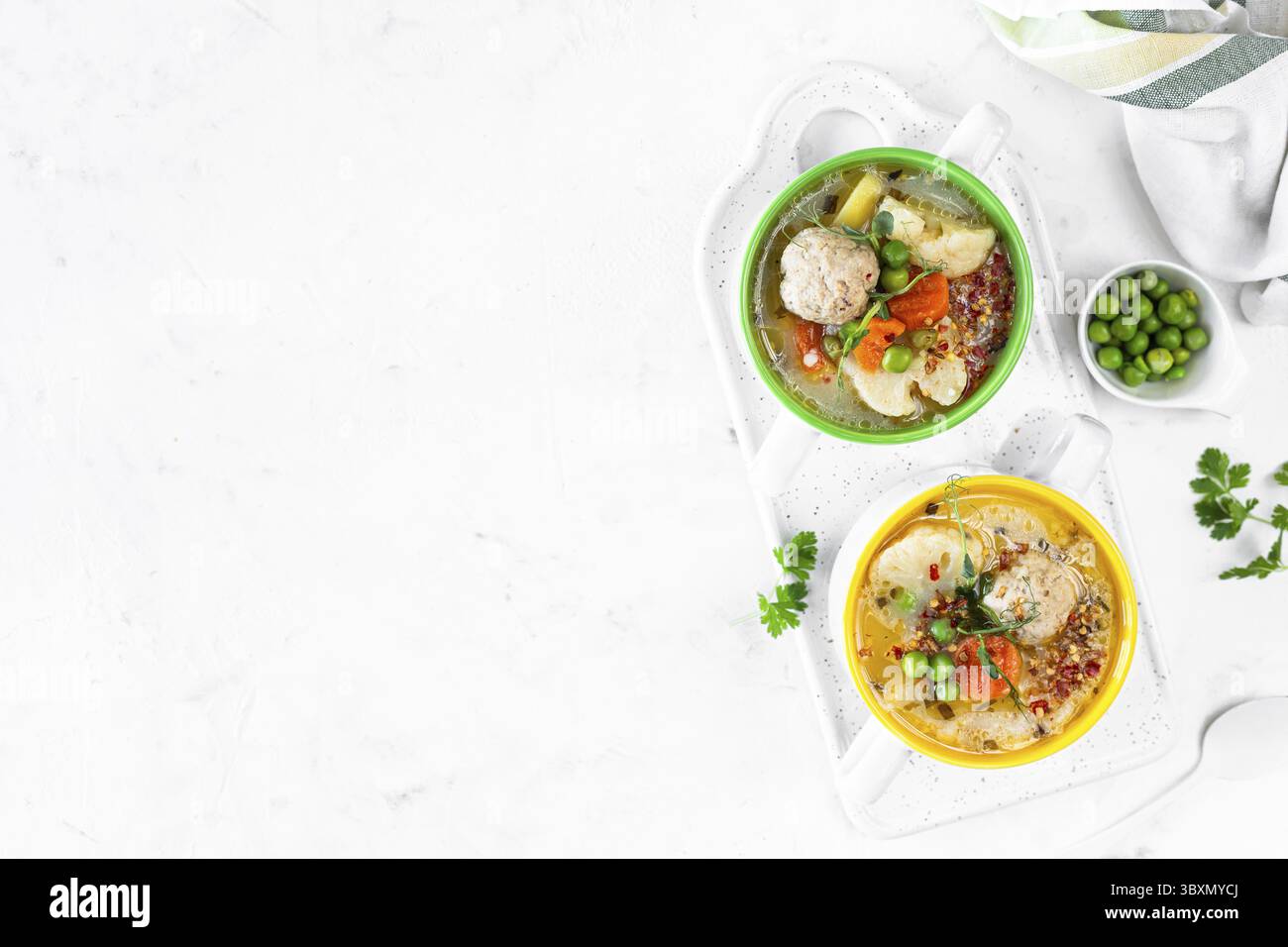 Cibo, zuppa luminosa di primavera con polpette e verdure. Copia spazio. Vista dall'alto Foto Stock