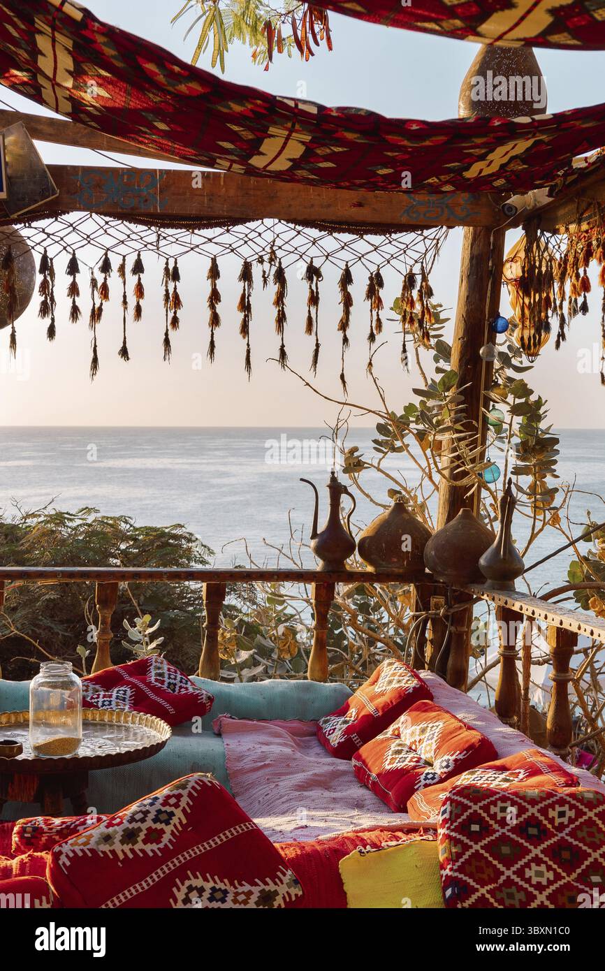 Caffè arabo orientale d'epoca. Luogo per rilassarsi sulla spiaggia di Ras Umm El Sid del Mar Rosso. Sharm El Sheikh, Egitto. Foto verticale Foto Stock