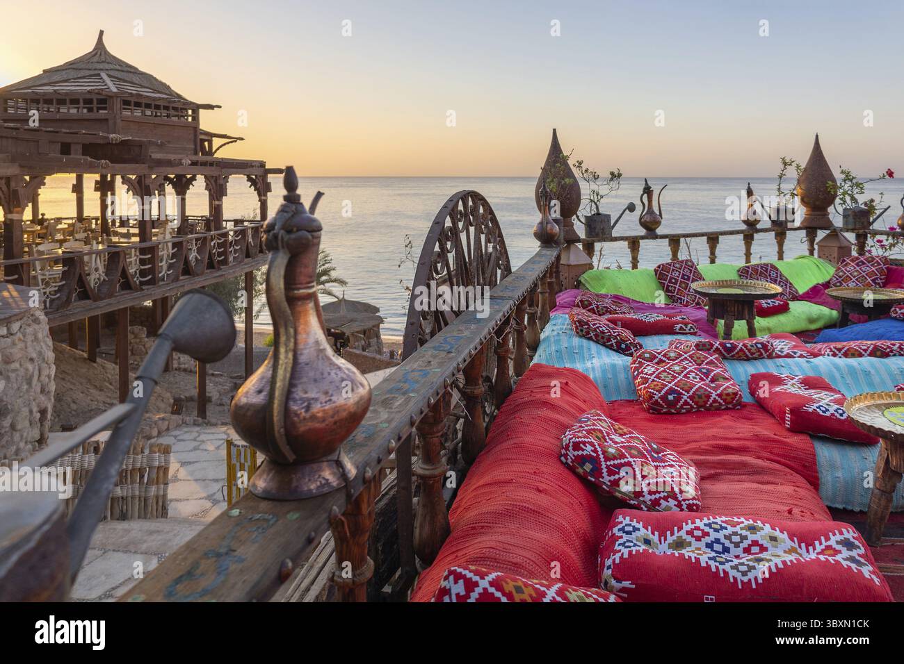 Caffè arabo orientale d'epoca. Luogo per rilassarsi sulla spiaggia di Ras Umm El Sid del Mar Rosso. Sharm El Sheikh, Egitto. Foto Stock