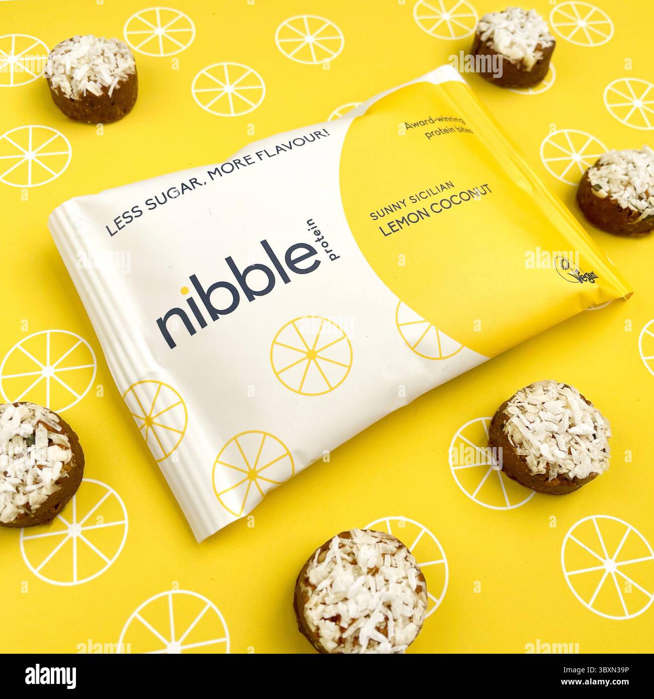 17 novembre 2021, Los Angeles, California, USA: Nibble Lemon Coconut. Nibble Protein Bites, lo snack con proteine di qualità superiore, a basso contenuto di zucchero e dimensioni ridotte, ha vinto il Bronze Innovation Challenge Award, che premia i prodotti più innovativi nel settore food-to-go. (Immagine di credito: © Nibble via ZUMA Press Wire) Foto Stock