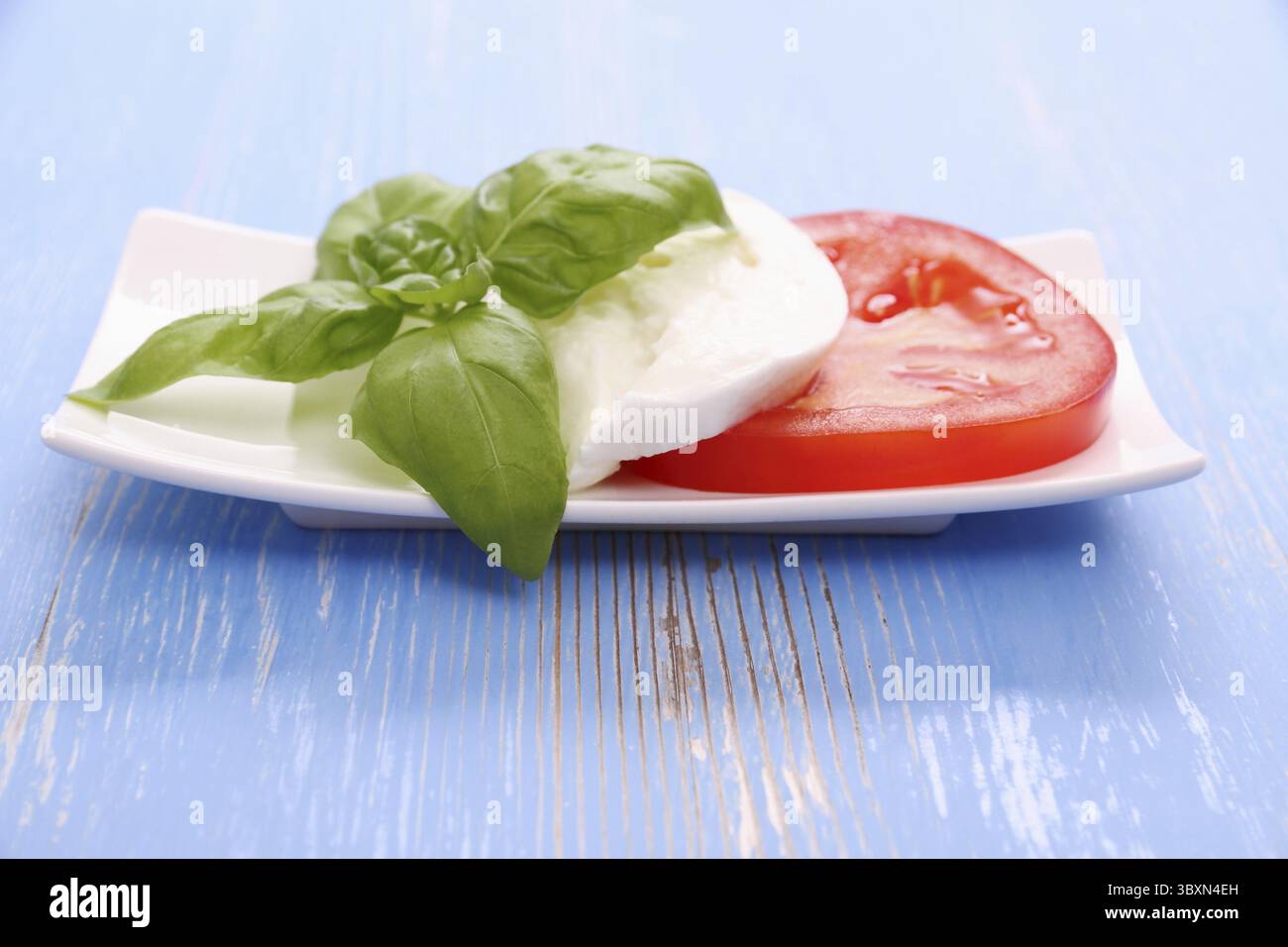 Foglia di basilico, mozzarella e fetta di pomodoro come bandiera dell'Italia, orizzontale Foto Stock