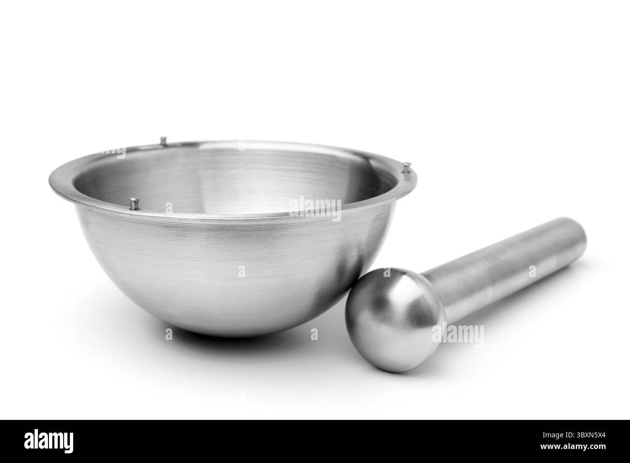 Mortaio e pestello su sfondo bianco Foto Stock