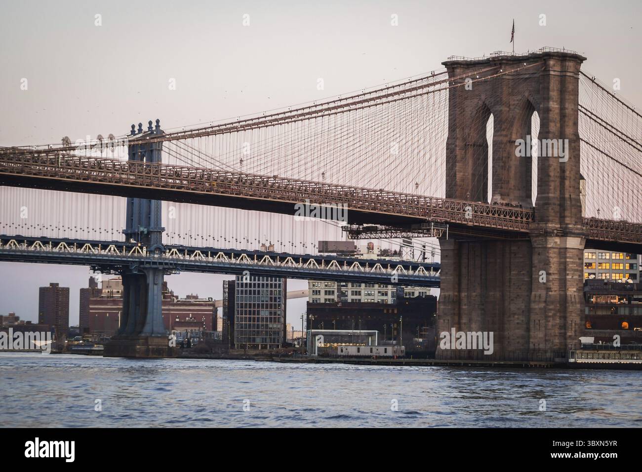 Close up orizzontale di Manhattan Bridge e il Ponte di Brooklyn sull'East River in NY Foto Stock