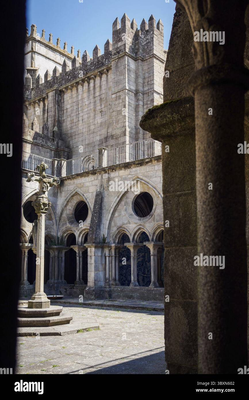 Cortile della cattedrale se di Porto visto attraverso le colonne degli archi interni, Portogallo Foto Stock