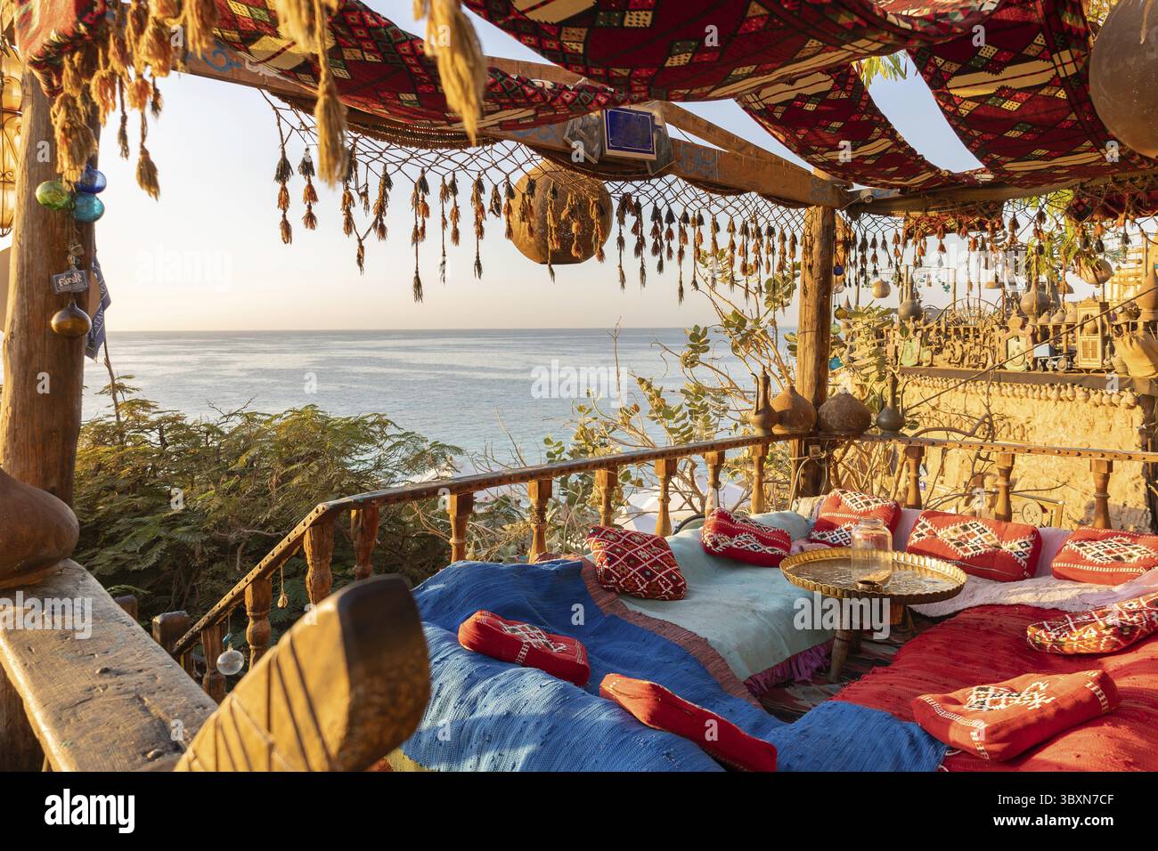 Caffè arabo orientale d'epoca. Luogo per rilassarsi sulla spiaggia di Ras Umm El Sid del Mar Rosso. Sharm El Sheikh, Egitto. Foto Stock