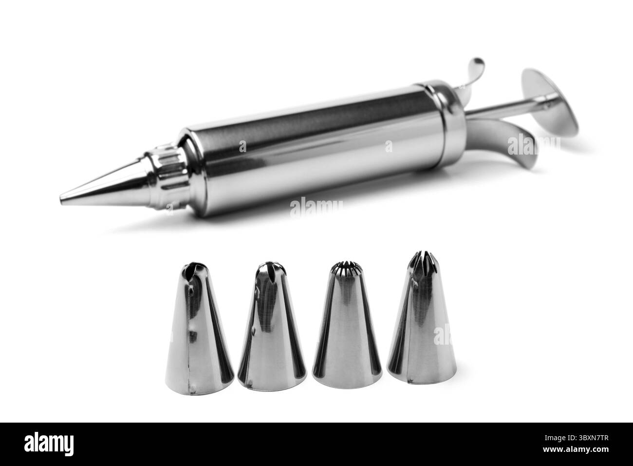 Siringa di glassa su sfondo bianco Foto Stock