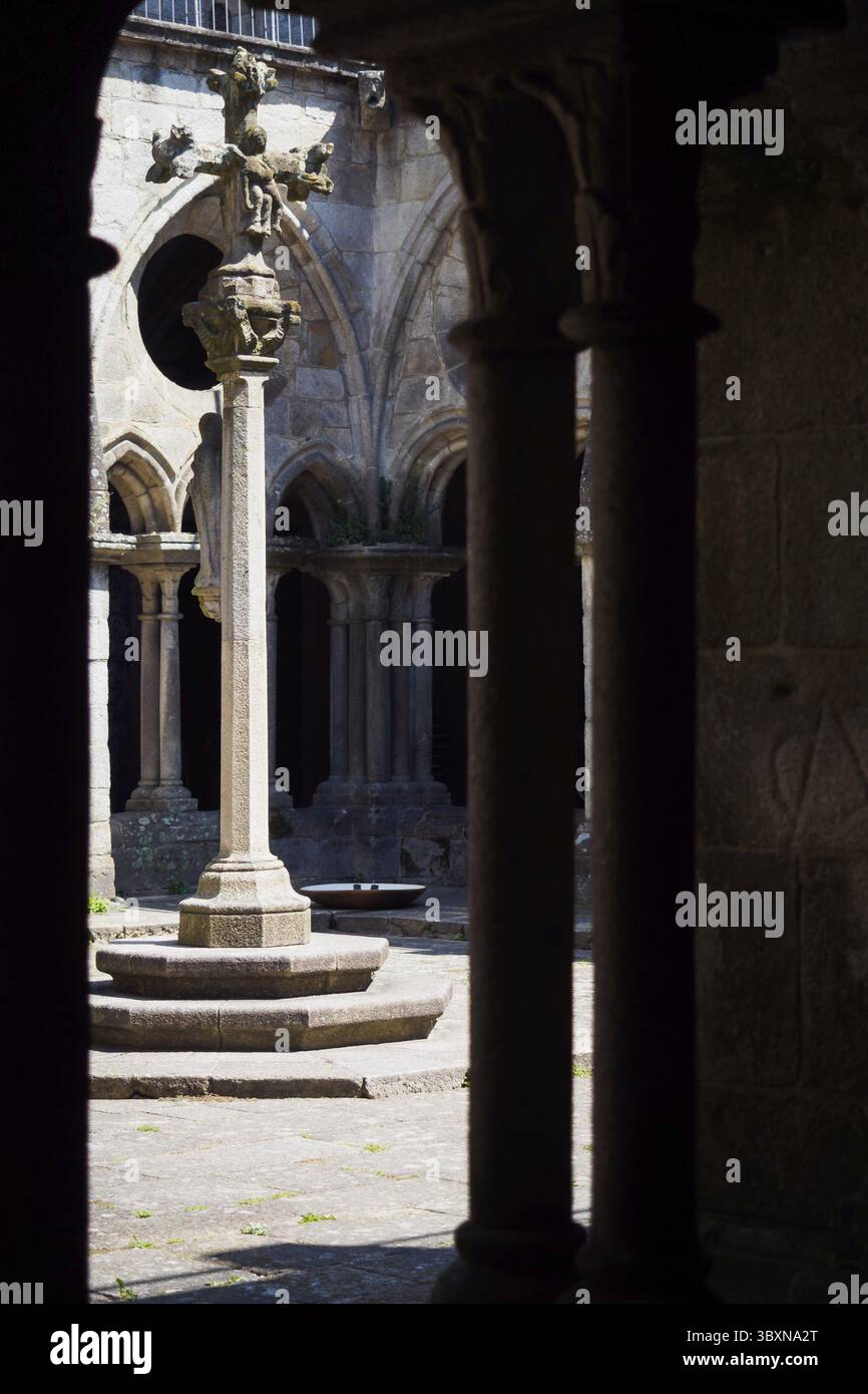 Colonna centrale interna vista dai passaggi della Cattedrale se di Porto, Portogallo Foto Stock