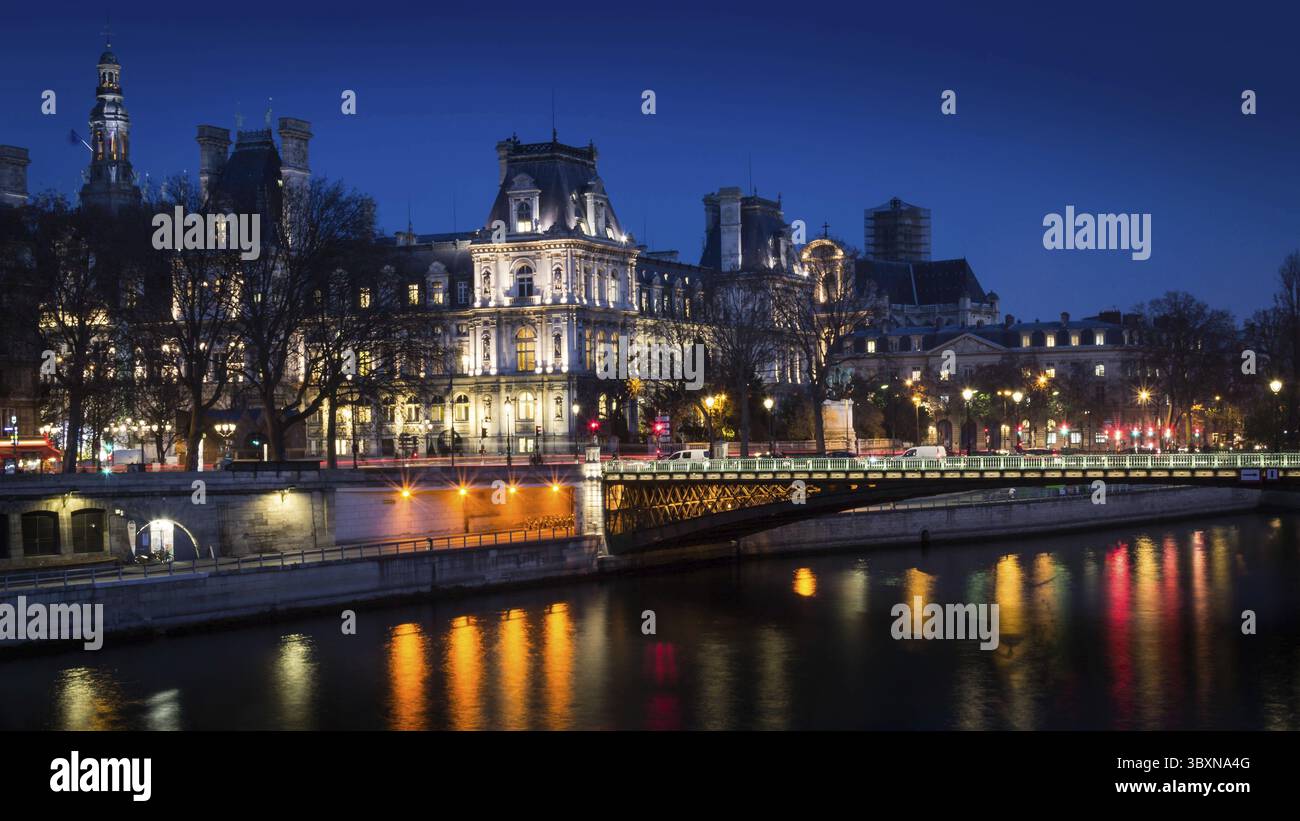 Paesaggio parigino vicino al Hotel de Ville di Parigi con il fiume Senna di notte Foto Stock