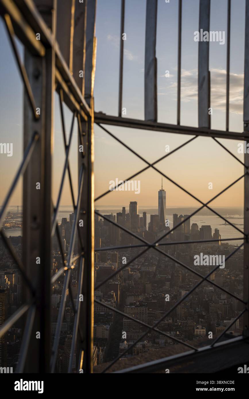 Paesaggio di New York dalla cima dell'Empire state Building al tramonto, NYC Foto Stock