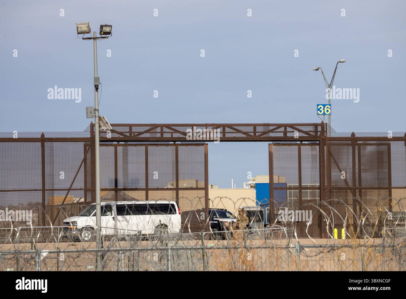 Unità militari e veicoli di stanza in un posto di controllo di frontiera sorvegliato vicino a Ciudad Juarez. Foto Stock