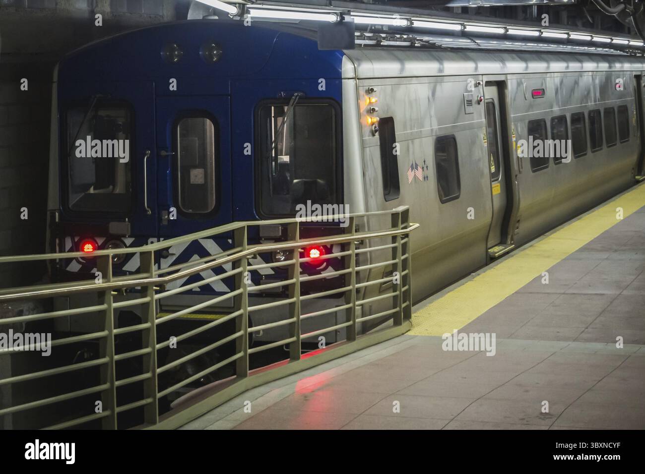 Treno in sosta in corrispondenza di una dock prima di lasciare alla Grand Central Station a Manhattan New York Foto Stock