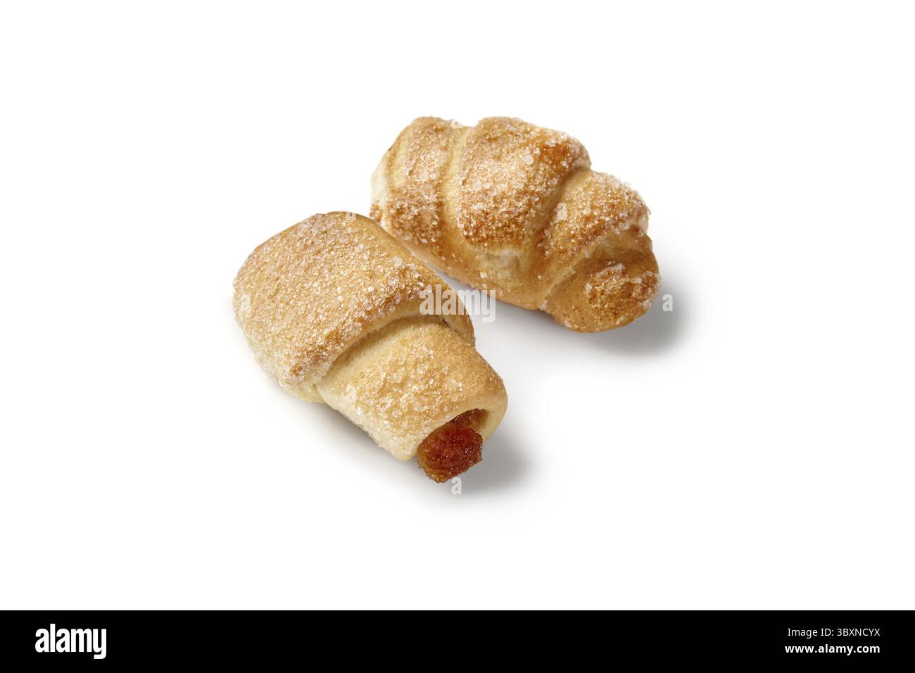 Due piccoli boccali di pasta sfoglia croccanti e friabili con delicato ripieno di mele aromatizzate alla cannella e crosta dorata di spolverini di zucchero. Foto Stock