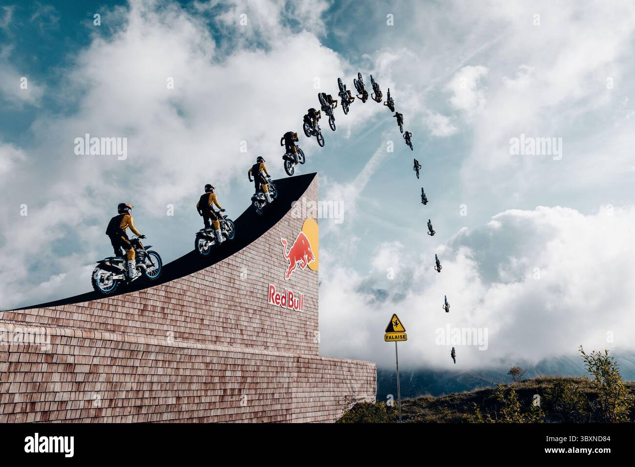 PAGINE DI TOM viste durante Flight Mode 2021 Motocross Freestyle, B.A.S.E. Jumping Event. Dopo una corsa freestyle a tre trick sulle strade pedonali del famoso resort alpino, Pages si spostò in quarta marcia e accelerò su una rampa alta sette metri (la rampa standard è in media di 2 m) a 80 km/h. Il francese non ha mai avuto paura di superare i limiti del motocross freestyle e di imporre il proprio stile con la sua ultima impresa mozzafiato, vedendo il multiplo campione di Red Bull X-Fighters inaugurare la nuova stagione sportiva invernale grazie a un primo trick mondiale. Foto Stock