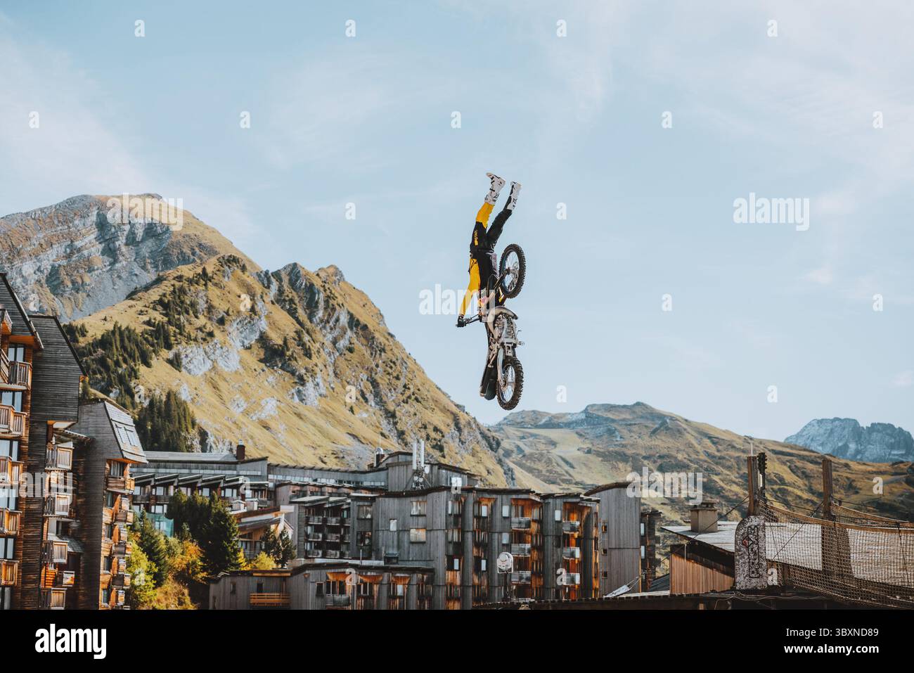 PAGINE DI TOM viste durante Flight Mode 2021 Motocross Freestyle, B.A.S.E. Jumping Event. Dopo una corsa freestyle a tre trick sulle strade pedonali del famoso resort alpino, Pages si spostò in quarta marcia e accelerò su una rampa alta sette metri (la rampa standard è in media di 2 m) a 80 km/h. Il francese non ha mai avuto paura di superare i limiti del motocross freestyle e di imporre il proprio stile con la sua ultima impresa mozzafiato, vedendo il multiplo campione di Red Bull X-Fighters inaugurare la nuova stagione sportiva invernale grazie a un primo trick mondiale. Foto Stock
