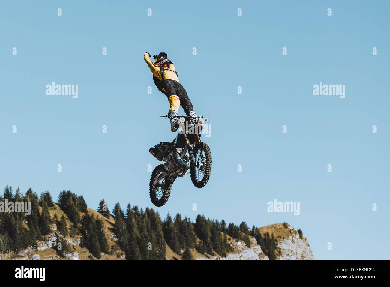 PAGINE DI TOM viste durante Flight Mode 2021 Motocross Freestyle, B.A.S.E. Jumping Event. Dopo una corsa freestyle a tre trick sulle strade pedonali del famoso resort alpino, Pages si spostò in quarta marcia e accelerò su una rampa alta sette metri (la rampa standard è in media di 2 m) a 80 km/h. Il francese non ha mai avuto paura di superare i limiti del motocross freestyle e di imporre il proprio stile con la sua ultima impresa mozzafiato, vedendo il multiplo campione di Red Bull X-Fighters inaugurare la nuova stagione sportiva invernale grazie a un primo trick mondiale. Foto Stock