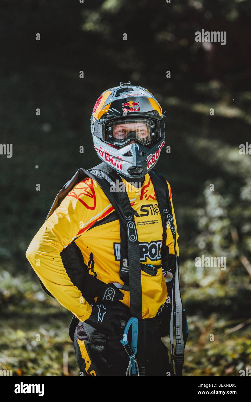 PAGINE DI TOM viste durante Flight Mode 2021 Motocross Freestyle, B.A.S.E. Jumping Event. Dopo una corsa freestyle a tre trick sulle strade pedonali del famoso resort alpino, Pages si spostò in quarta marcia e accelerò su una rampa alta sette metri (la rampa standard è in media di 2 m) a 80 km/h. Il francese non ha mai avuto paura di superare i limiti del motocross freestyle e di imporre il proprio stile con la sua ultima impresa mozzafiato, vedendo il multiplo campione di Red Bull X-Fighters inaugurare la nuova stagione sportiva invernale grazie a un primo trick mondiale. Foto Stock